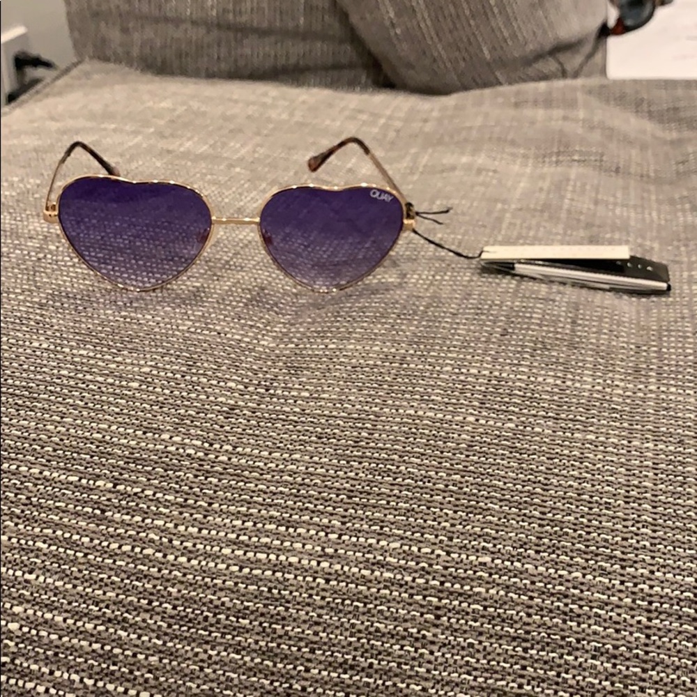 NWT QUAY heart glasses